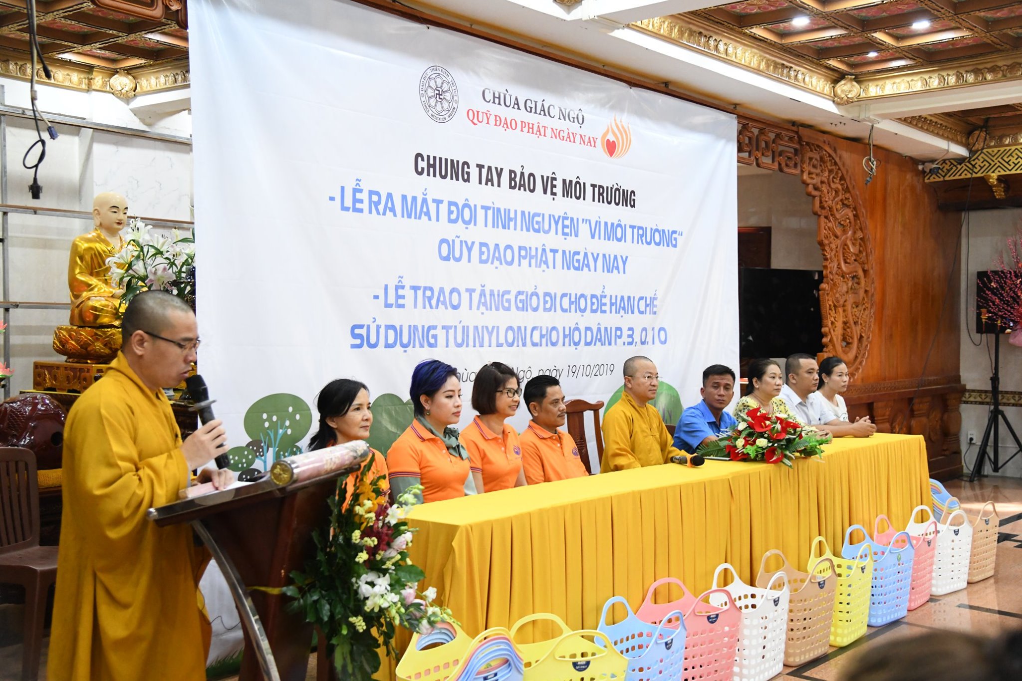 Gần 150 phụng sự viên chùa Giác Ngộ chung tay bảo vệ môi trường