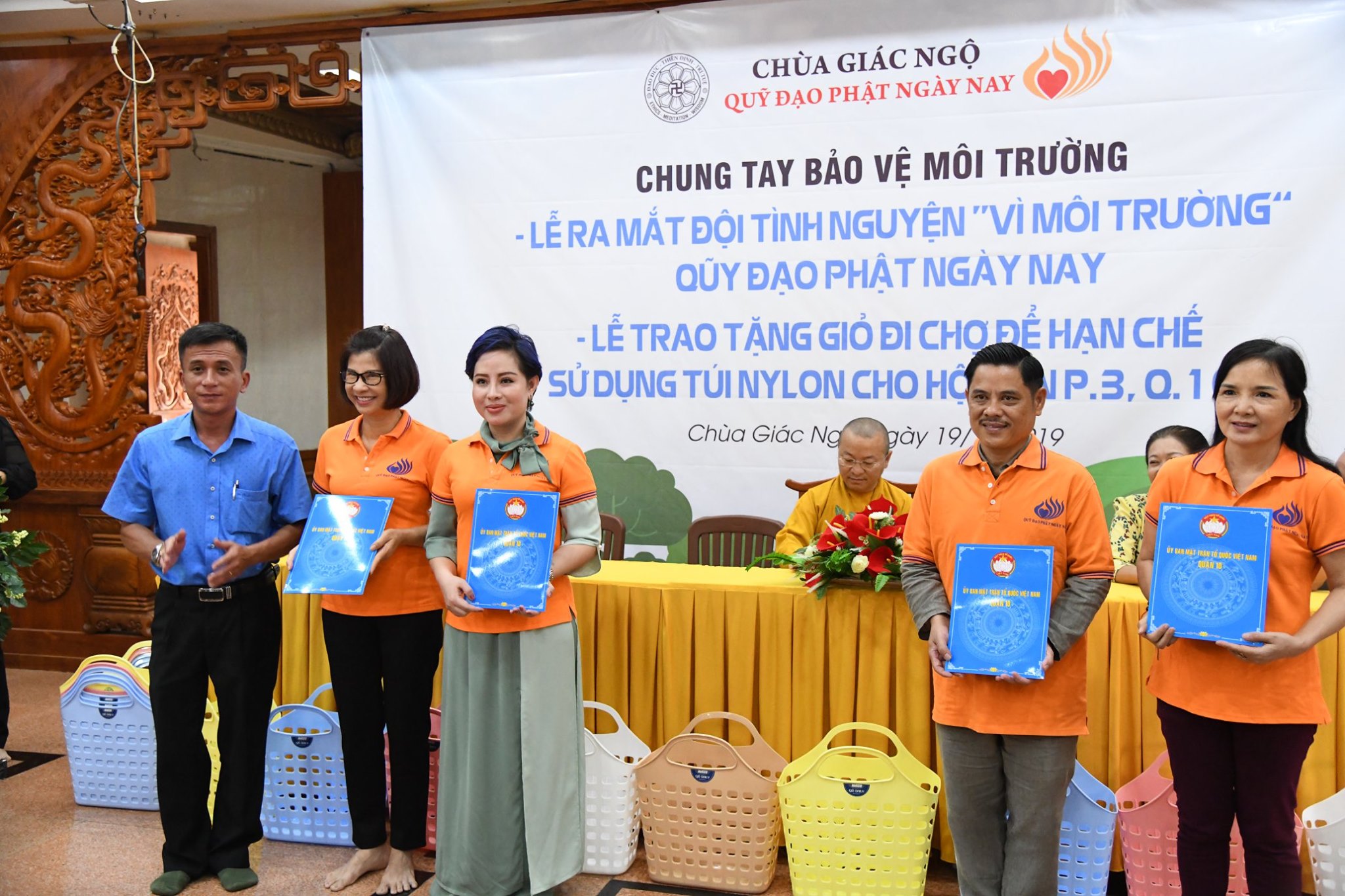 Gần 150 phụng sự viên chùa Giác Ngộ chung tay bảo vệ môi trường
