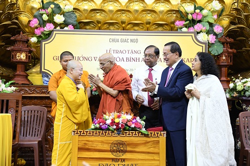 Lần đầu tiên “Giải thưởng vàng hòa bình Atisha Dipankar” được trao tại Việt Nam