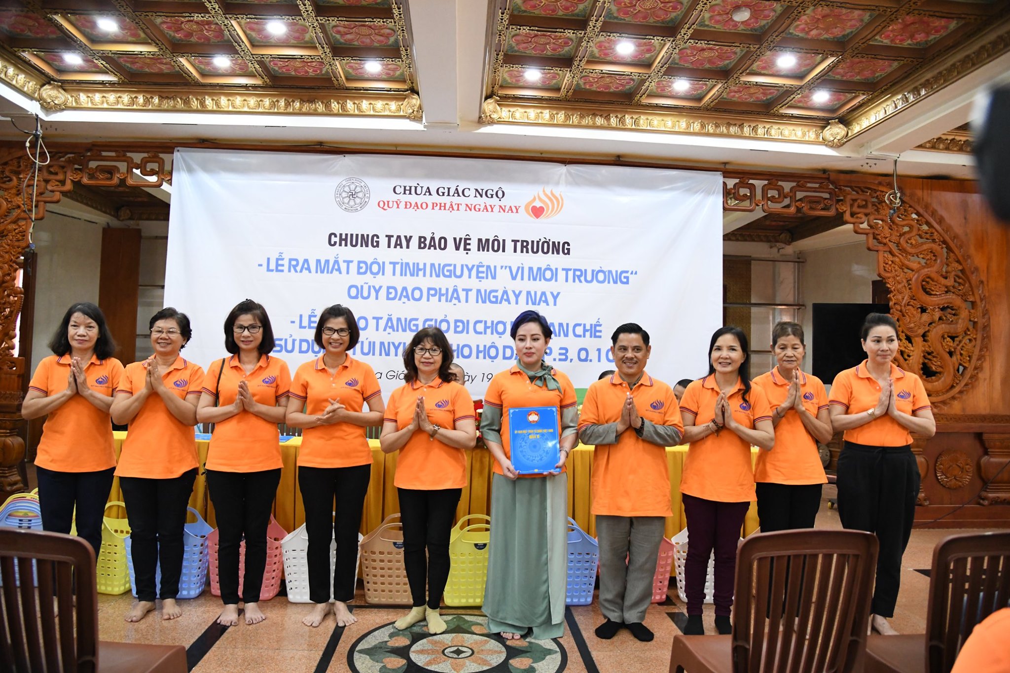 Gần 150 phụng sự viên chùa Giác Ngộ chung tay bảo vệ môi trường