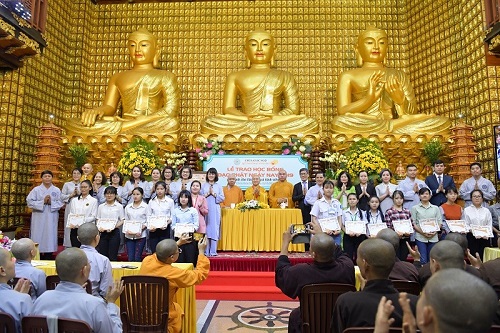 Quỹ Đạo Phật Ngày Nay trao tặng học bổng Tăng Ni và sinh viên 2019