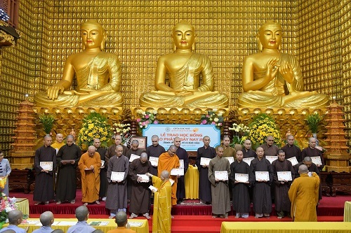 Quỹ Đạo Phật Ngày Nay trao tặng học bổng Tăng Ni và sinh viên 2019