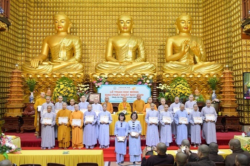Quỹ Đạo Phật Ngày Nay trao tặng học bổng Tăng Ni và sinh viên 2019