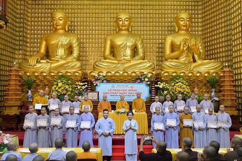 Quỹ Đạo Phật Ngày Nay trao tặng học bổng Tăng Ni và sinh viên 2019