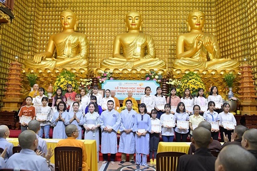 Quỹ Đạo Phật Ngày Nay trao tặng học bổng Tăng Ni và sinh viên 2019