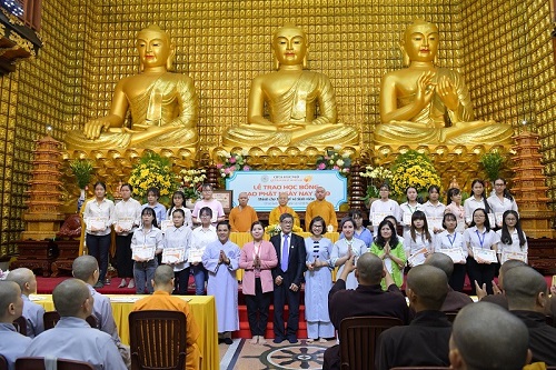 Quỹ Đạo Phật Ngày Nay trao tặng học bổng Tăng Ni và sinh viên 2019
