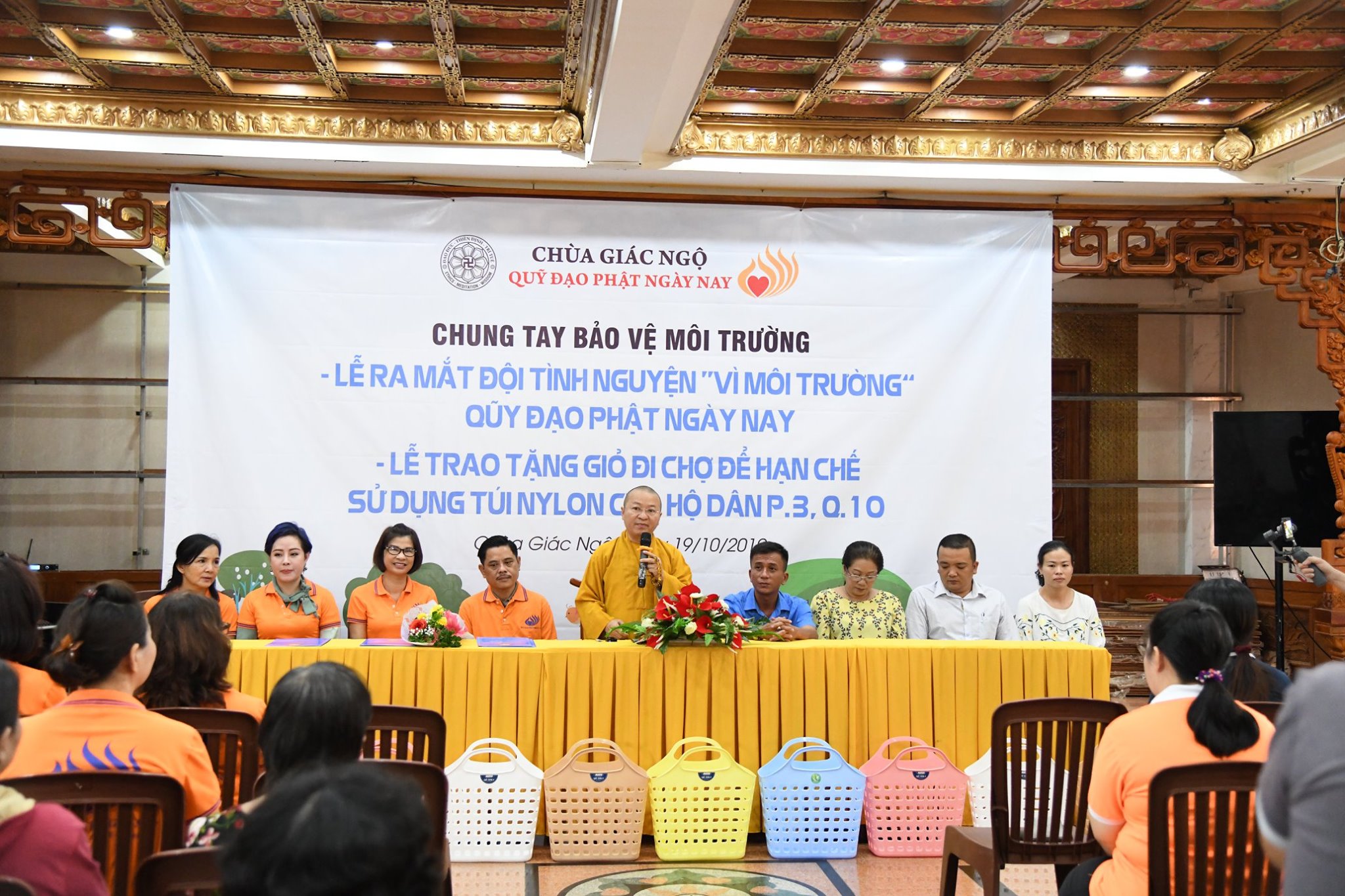 Gần 150 phụng sự viên chùa Giác Ngộ chung tay bảo vệ môi trường