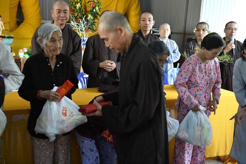 Quỹ Đạo Phật Ngày Nay Trao Tặng 100 Phần Quà Tết Yêu Thương Tại Vũng Tàu