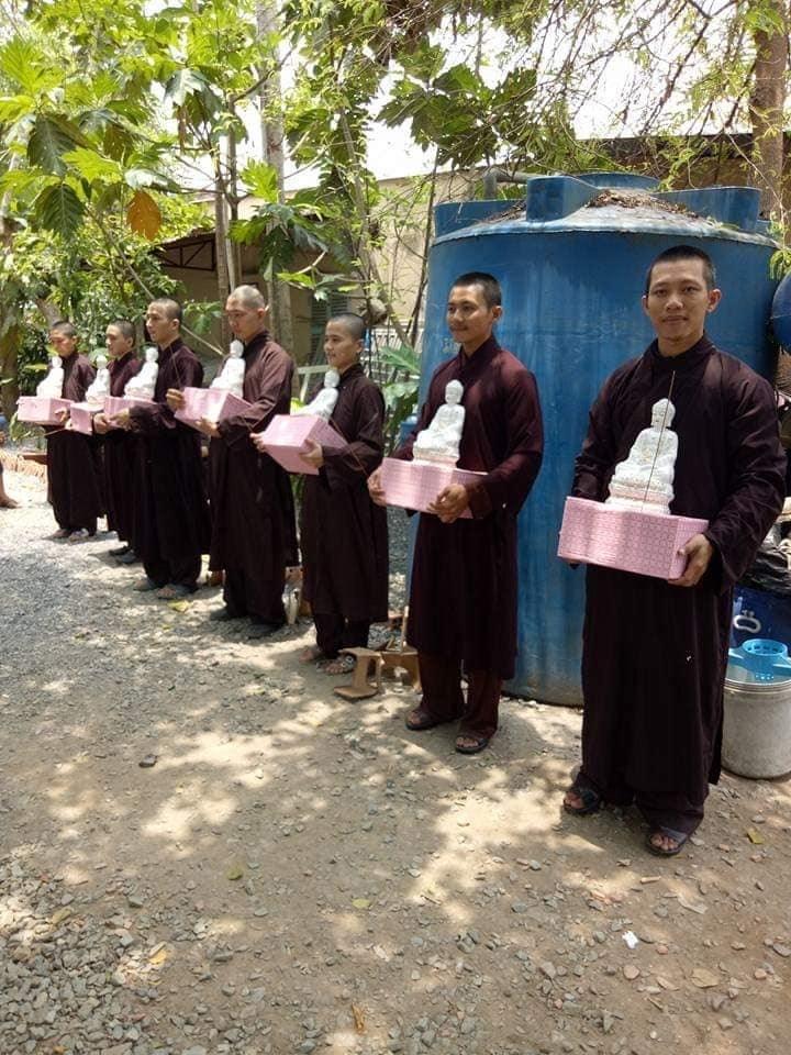 Lê Tùng Vân - C.TY Kỳ Long Đức lập ngai vàng bằng đá, bảo đồ đệ xưng mình bằng “giáo chủ Vũ trụ” mang các nghịch tử ra làm loạn Phật Việt.