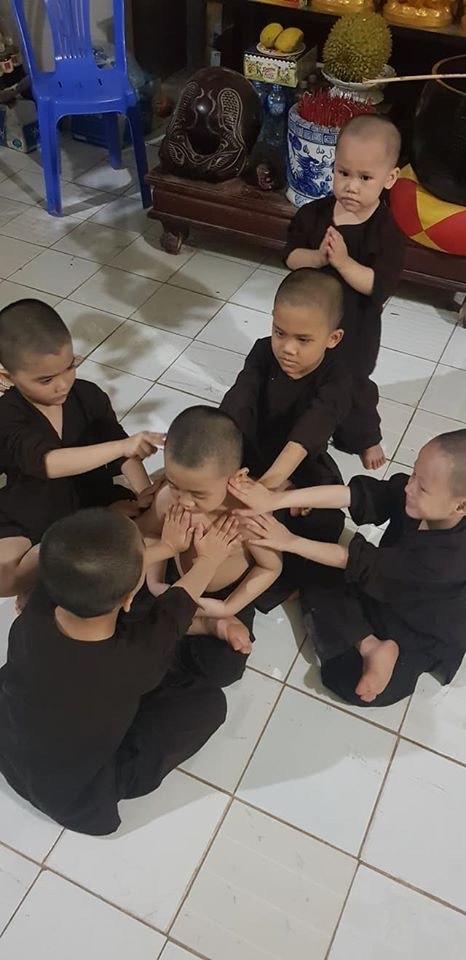 Lê Tùng Vân - C.TY Kỳ Long Đức lập ngai vàng bằng đá, bảo đồ đệ xưng mình bằng “giáo chủ Vũ trụ” mang các nghịch tử ra làm loạn Phật Việt.