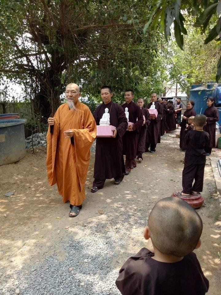 Lê Tùng Vân - C.TY Kỳ Long Đức lập ngai vàng bằng đá, bảo đồ đệ xưng mình bằng “giáo chủ Vũ trụ” mang các nghịch tử ra làm loạn Phật Việt.