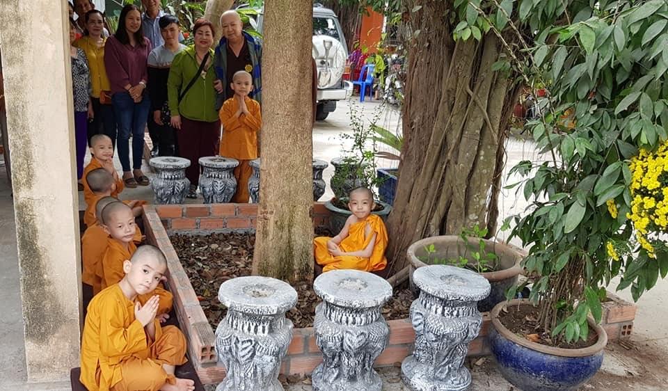 Lê Tùng Vân - C.TY Kỳ Long Đức lập ngai vàng bằng đá, bảo đồ đệ xưng mình bằng “giáo chủ Vũ trụ” mang các nghịch tử ra làm loạn Phật Việt.