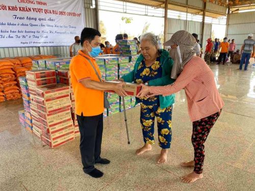 Sóc Trăng: Quỹ Đạo Phật Ngày Nay Tặng 3 Tấn Gạo &amp; 300 Thùng Mì Cho Người Có Hoàn Cảnh Khó Khăn