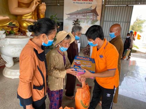 Sóc Trăng: Quỹ Đạo Phật Ngày Nay Tặng 3 Tấn Gạo &amp; 300 Thùng Mì Cho Người Có Hoàn Cảnh Khó Khăn