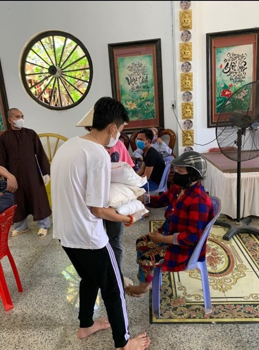 Đồng Tháp: Quỹ Đạo Phật Ngày Nay Tặng 3 Tấn Gạo Tại Chùa Quan Âm