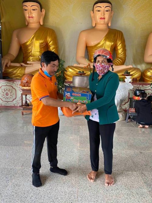 Sóc Trăng: Quỹ Đạo Phật Ngày Nay Tặng 3 Tấn Gạo &amp; 300 Thùng Mì Cho Người Có Hoàn Cảnh Khó Khăn