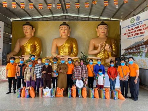Sóc Trăng: Quỹ Đạo Phật Ngày Nay Tặng 3 Tấn Gạo &amp; 300 Thùng Mì Cho Người Có Hoàn Cảnh Khó Khăn