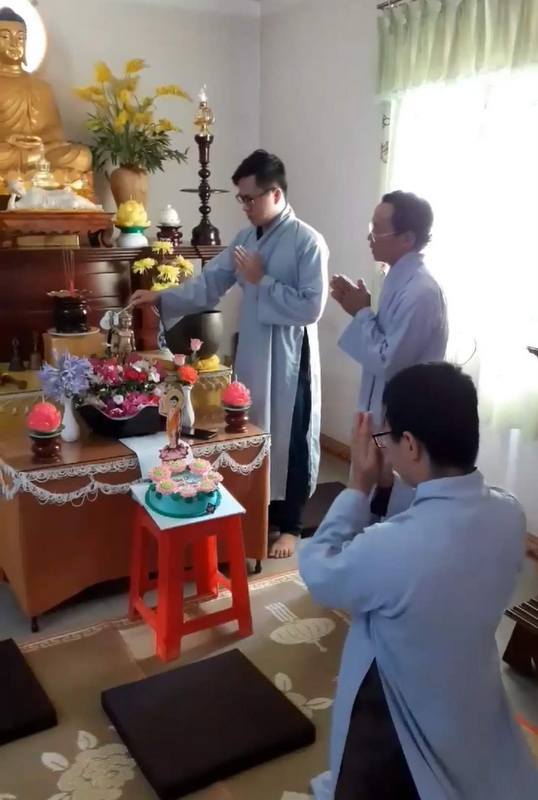 Có Một Gia Đình Như Thế Trong Mỗi Mùa Phật Đản Về