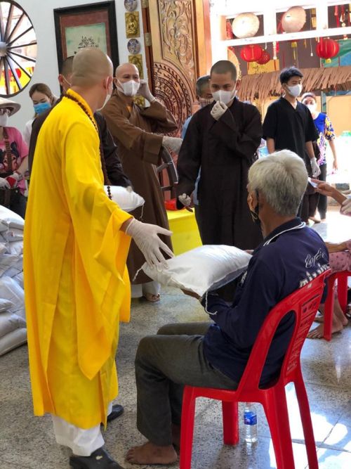 Đồng Tháp: Quỹ Đạo Phật Ngày Nay Tặng 3 Tấn Gạo Tại Chùa Quan Âm