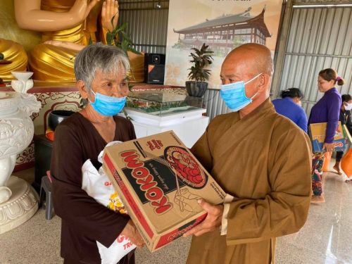Sóc Trăng: Quỹ Đạo Phật Ngày Nay Tặng 3 Tấn Gạo &amp; 300 Thùng Mì Cho Người Có Hoàn Cảnh Khó Khăn