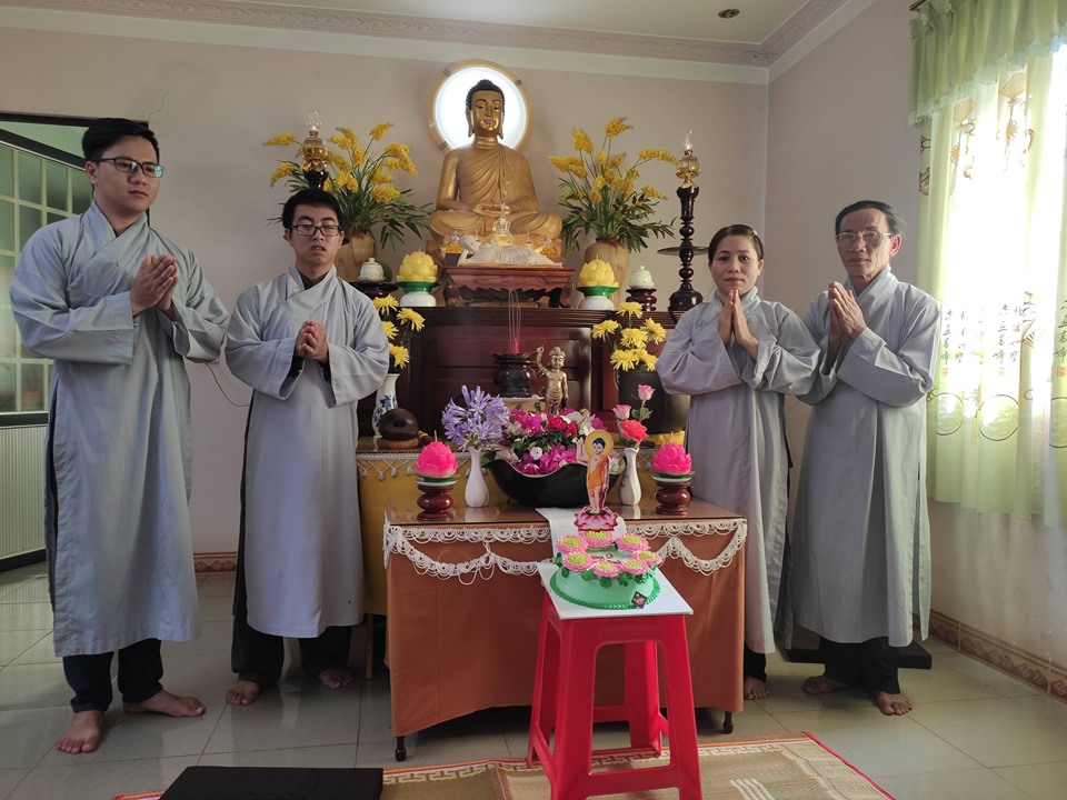 Có Một Gia Đình Như Thế Trong Mỗi Mùa Phật Đản Về