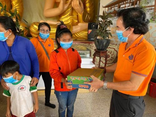Sóc Trăng: Quỹ Đạo Phật Ngày Nay Tặng 3 Tấn Gạo &amp; 300 Thùng Mì Cho Người Có Hoàn Cảnh Khó Khăn