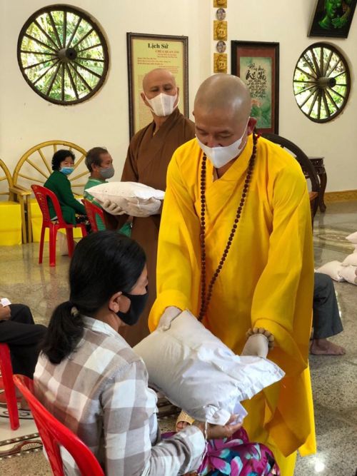 Đồng Tháp: Quỹ Đạo Phật Ngày Nay Tặng 3 Tấn Gạo Tại Chùa Quan Âm