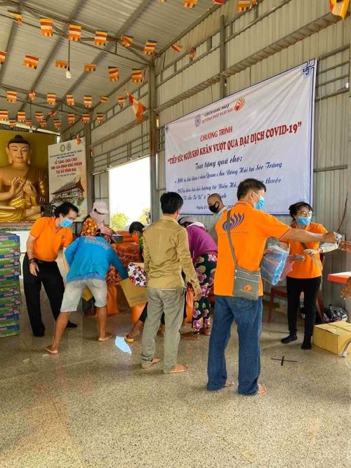 Sóc Trăng: Quỹ Đạo Phật Ngày Nay Tặng 3 Tấn Gạo &amp; 300 Thùng Mì Cho Người Có Hoàn Cảnh Khó Khăn