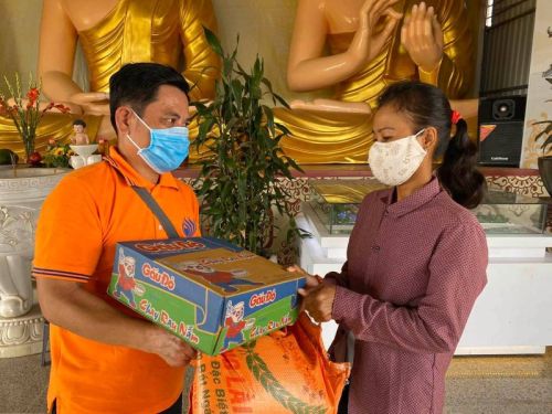 Sóc Trăng: Quỹ Đạo Phật Ngày Nay Tặng 3 Tấn Gạo &amp; 300 Thùng Mì Cho Người Có Hoàn Cảnh Khó Khăn