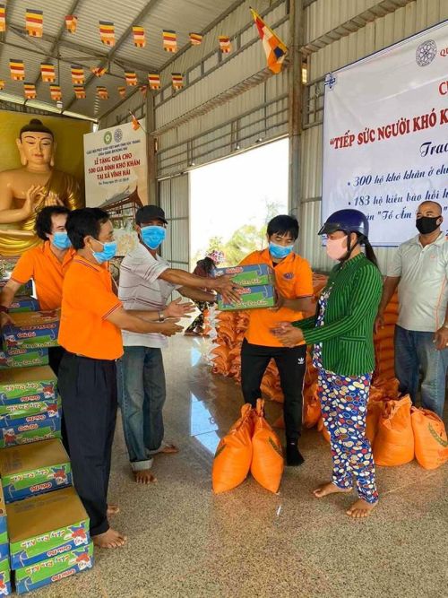 Sóc Trăng: Quỹ Đạo Phật Ngày Nay Tặng 3 Tấn Gạo &amp; 300 Thùng Mì Cho Người Có Hoàn Cảnh Khó Khăn