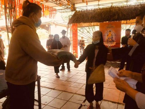 Hà Tĩnh: Quỹ Đạo Phật Ngày Nay Trao Tặng 4 Tấn Gạo Cho Người Có Hoàn Cảnh Khó Khăn