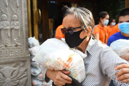 Tôn Giáo Sinh Hoạt Trở Lại, Quỹ Đạo Phật Ngày Nay – Chùa Giác Ngộ Tiếp Tục Tặng Quà Cho Người Khiếm Thị