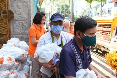 Tôn Giáo Sinh Hoạt Trở Lại, Quỹ Đạo Phật Ngày Nay – Chùa Giác Ngộ Tiếp Tục Tặng Quà Cho Người Khiếm Thị