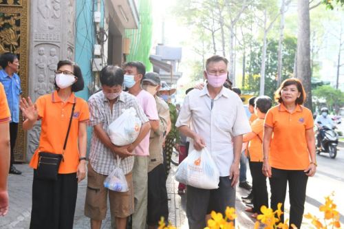 Tôn Giáo Sinh Hoạt Trở Lại, Quỹ Đạo Phật Ngày Nay – Chùa Giác Ngộ Tiếp Tục Tặng Quà Cho Người Khiếm Thị