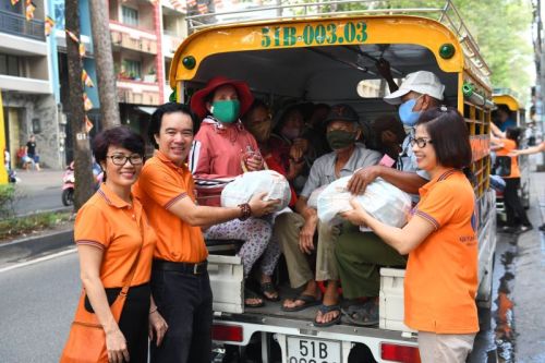 Tôn Giáo Sinh Hoạt Trở Lại, Quỹ Đạo Phật Ngày Nay – Chùa Giác Ngộ Tiếp Tục Tặng Quà Cho Người Khiếm Thị