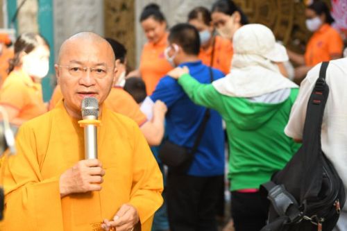 Tôn Giáo Sinh Hoạt Trở Lại, Quỹ Đạo Phật Ngày Nay – Chùa Giác Ngộ Tiếp Tục Tặng Quà Cho Người Khiếm Thị