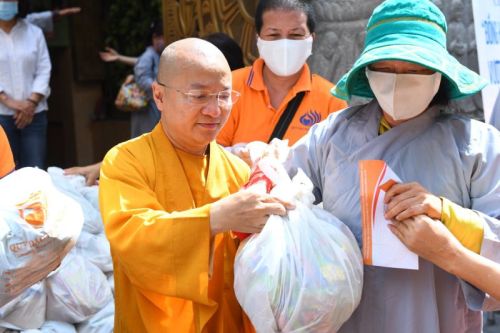 Tôn Giáo Sinh Hoạt Trở Lại, Quỹ Đạo Phật Ngày Nay – Chùa Giác Ngộ Tiếp Tục Tặng Quà Cho Người Khiếm Thị