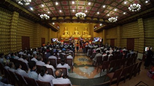 Tôn Giáo Sinh Hoạt Trở Lại, Quỹ Đạo Phật Ngày Nay – Chùa Giác Ngộ Tiếp Tục Tặng Quà Cho Người Khiếm Thị