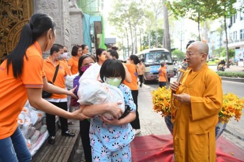 Tôn Giáo Sinh Hoạt Trở Lại, Quỹ Đạo Phật Ngày Nay – Chùa Giác Ngộ Tiếp Tục Tặng Quà Cho Người Khiếm Thị