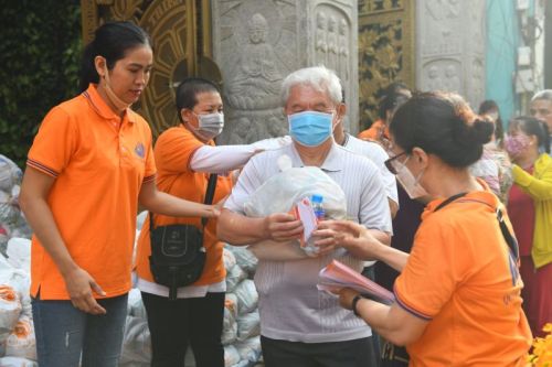 Tôn Giáo Sinh Hoạt Trở Lại, Quỹ Đạo Phật Ngày Nay – Chùa Giác Ngộ Tiếp Tục Tặng Quà Cho Người Khiếm Thị