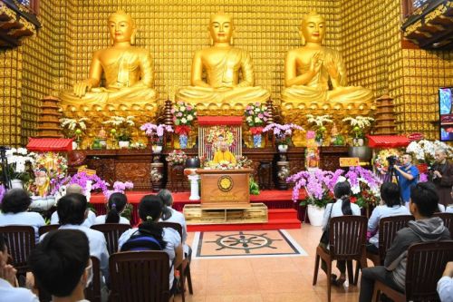 Tôn Giáo Sinh Hoạt Trở Lại, Quỹ Đạo Phật Ngày Nay – Chùa Giác Ngộ Tiếp Tục Tặng Quà Cho Người Khiếm Thị
