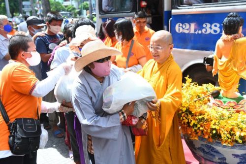 Tôn Giáo Sinh Hoạt Trở Lại, Quỹ Đạo Phật Ngày Nay – Chùa Giác Ngộ Tiếp Tục Tặng Quà Cho Người Khiếm Thị
