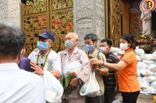Tôn Giáo Sinh Hoạt Trở Lại, Quỹ Đạo Phật Ngày Nay – Chùa Giác Ngộ Tiếp Tục Tặng Quà Cho Người Khiếm Thị