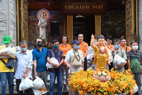 Tôn Giáo Sinh Hoạt Trở Lại, Quỹ Đạo Phật Ngày Nay – Chùa Giác Ngộ Tiếp Tục Tặng Quà Cho Người Khiếm Thị