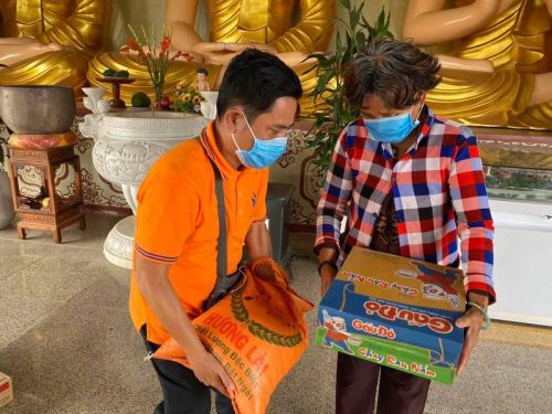 Sóc Trăng: Quỹ Đạo Phật Ngày Nay Tặng 3 Tấn Gạo &amp; 300 Thùng Mì Cho Người Có Hoàn Cảnh Khó Khăn