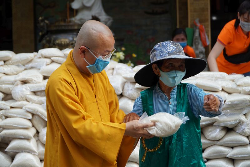 Những Bao Gạo Nghĩa Tình: Ấm Áp Tình Người Trong Mùa Dịch