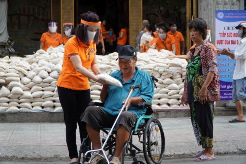 Những Bao Gạo Nghĩa Tình: Ấm Áp Tình Người Trong Mùa Dịch