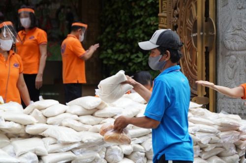 Những Bao Gạo Nghĩa Tình: Ấm Áp Tình Người Trong Mùa Dịch