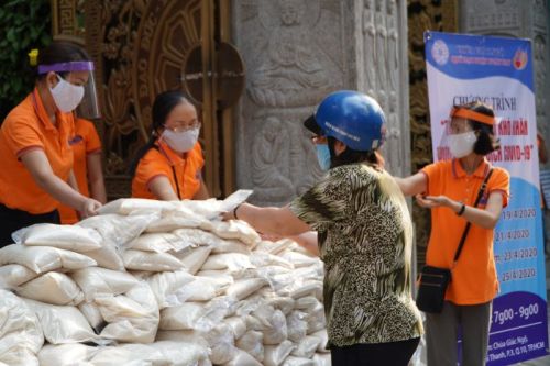 Những Bao Gạo Nghĩa Tình: Ấm Áp Tình Người Trong Mùa Dịch