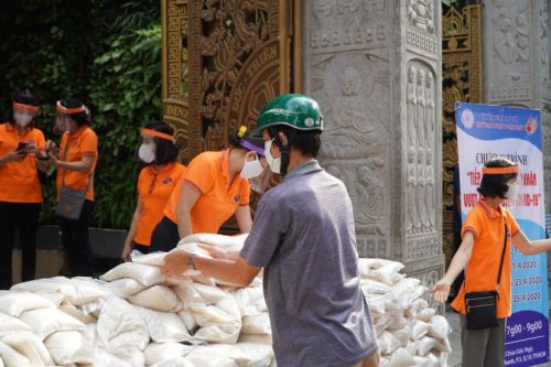 Những Bao Gạo Nghĩa Tình: Ấm Áp Tình Người Trong Mùa Dịch